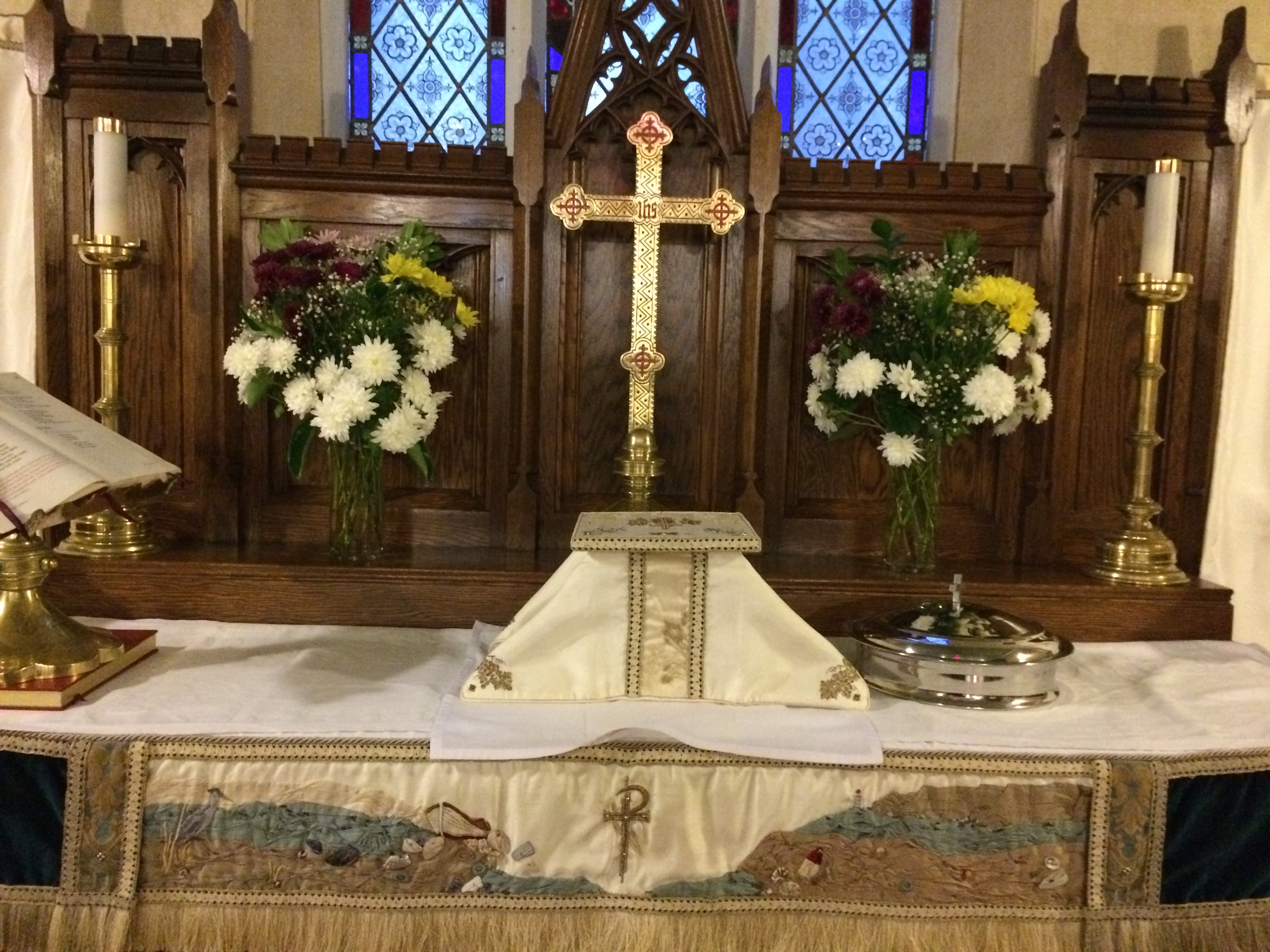 Sunday, November 20th at St. Luke's: Flowers on the Altar.